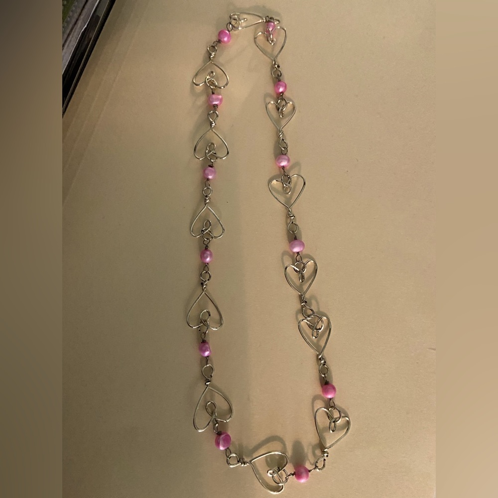 Super cute Charming Charlie’s silver heart shaped wire necklace w/ pink beads.